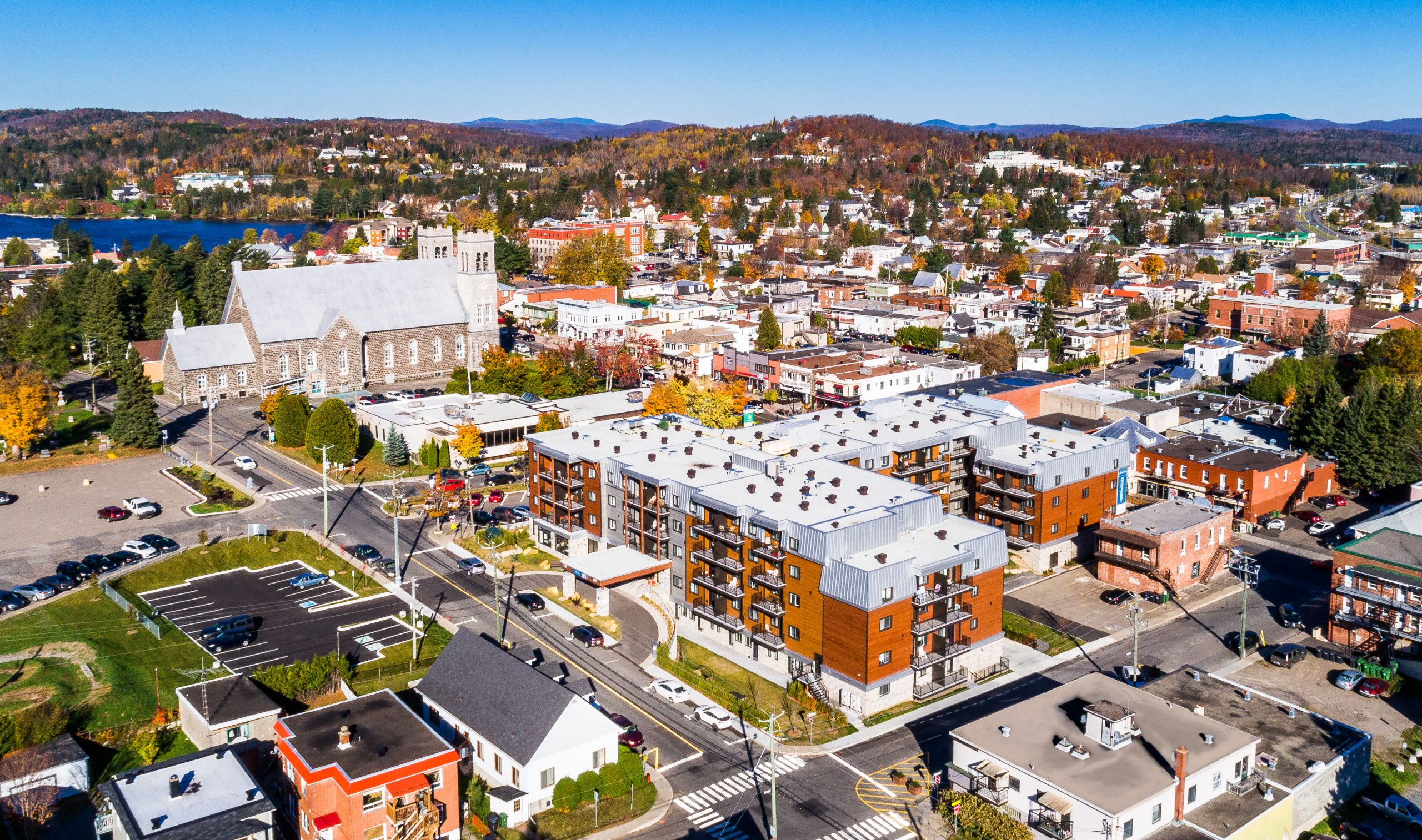 Vue aérienne de la Résidence des Laurentides au centre de Sainte-Agathe-des-Monts