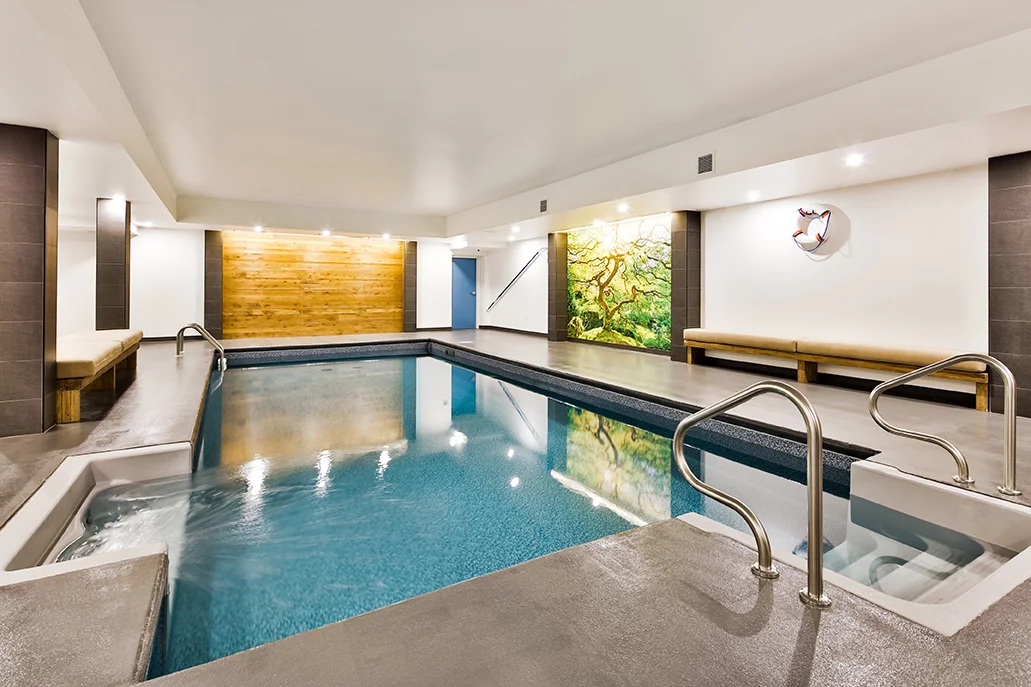 Piscine intérieure de la Résidence des Laurentides